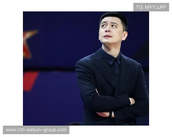 杨鸣回应质疑 球员们斗志激昂，杨鸣还打球吗